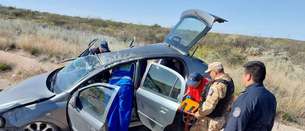 Un matrimonio con sus tres hijas volcaron en San Carlos