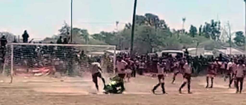 Video: brutal agresión a un árbitro en un partido de fútbol en Santiago