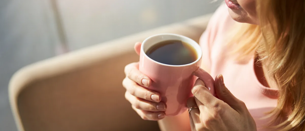 Descubrí cuántos años mentales tenés según cómo agarrás una taza