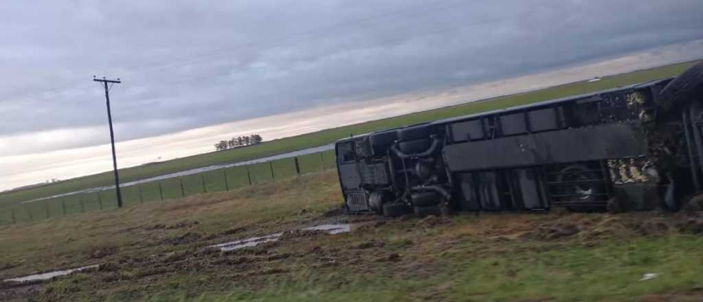 Volcó un colectivo que salió de Mendoza hacia Buenos Aires