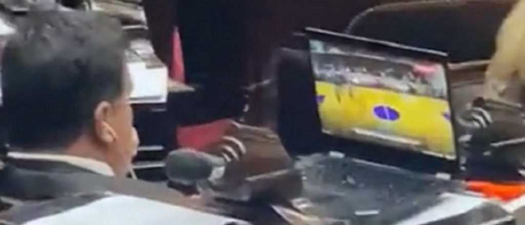 El diputado K más capo: "Puedo mascar chicle, ver básquet y estar en la sesión"