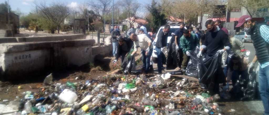 Video: el agua del Cacique Guaymallén, convertida en un basural