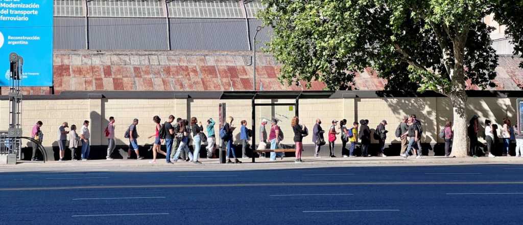 Más de seis cuadras de fila por una Coca Cola gratis en Buenos Aires