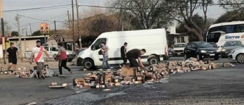 Un camión de fernet y uno de coca volcaron en el mismo lugar