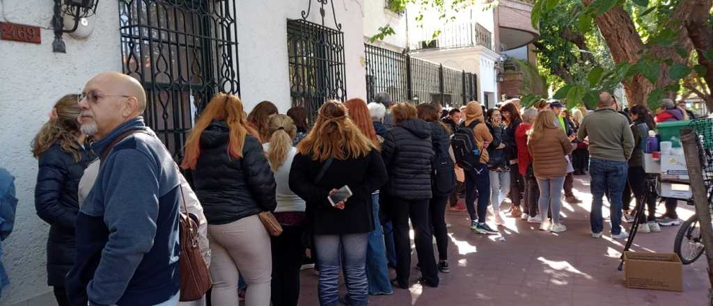 Ciudadanía española: largas colas y más de 200 personas en el Consulado de Mendoza