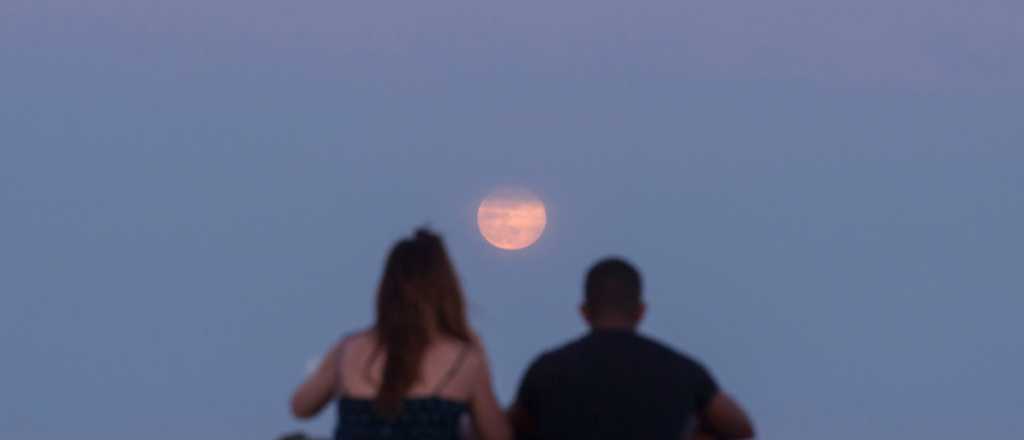 Eclipse de luna: cuándo es y a qué signos beneficiará