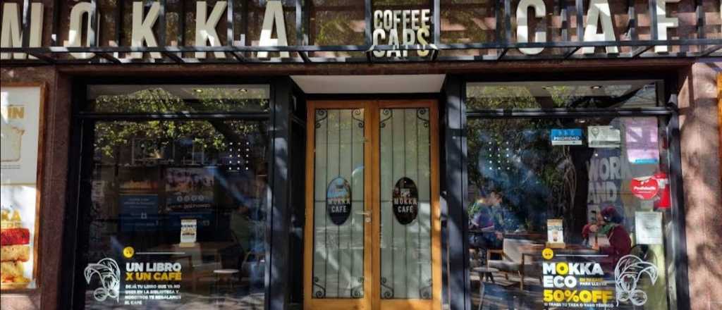 Un libro por un café, el local de la Peatonal que marca tendencia