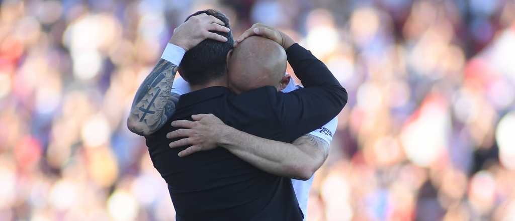 El abrazo del alma: entre lágrimas, Pinola se despidió del fútbol