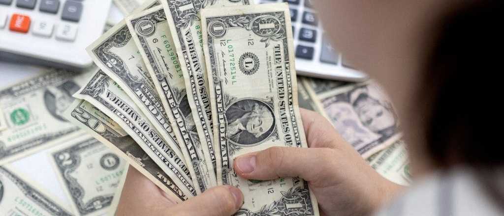 El dólar blue baja $9 tras la suba de la mañana