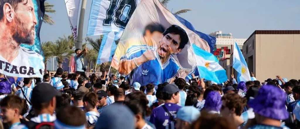 Argentinos bajaron la bandera de Inglaterra en Qatar y casi van presos