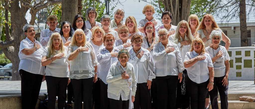 Las Heras elige su reina de adultos mayores con un gran baile