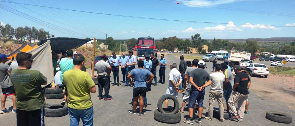 En "La Meca" petrolera la gente corta la ruta por sed 