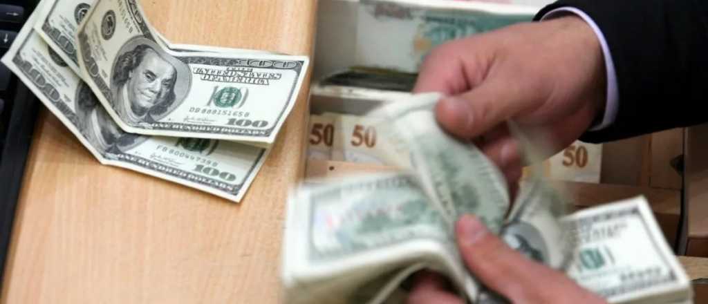 El dólar blue sigue subiendo y se acercó a los $500