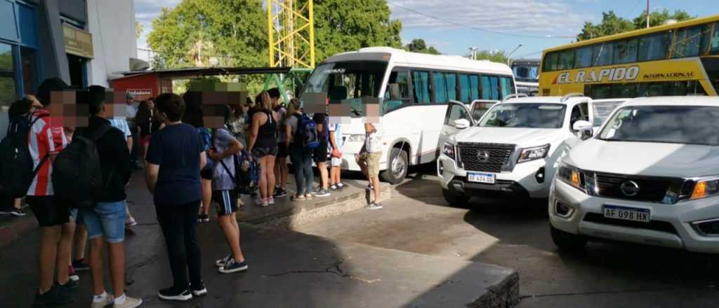 Dos micros de egresados en pésimas condiciones no salieron de San Martín 