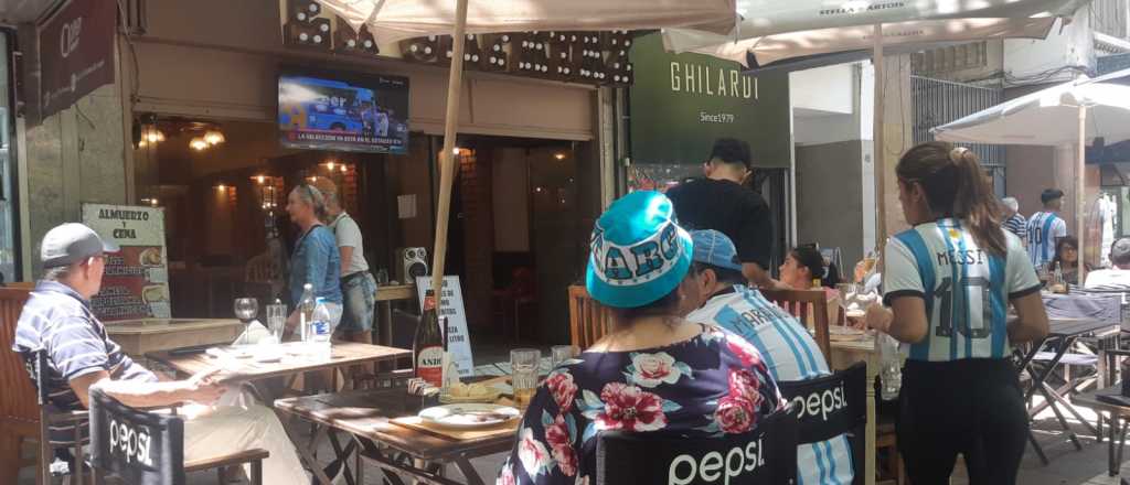 Euforia en las calles de Mendoza durante la previa del partido de Argentina