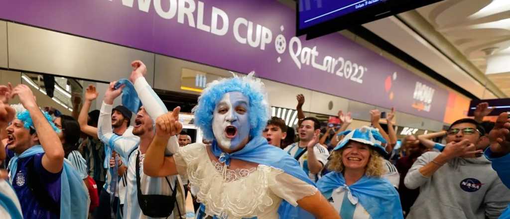 Locura en el subte de Doha y banderazo en la puerta del estadio