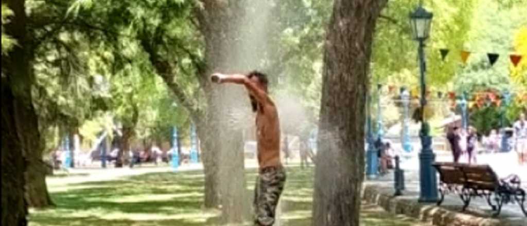 Aprovechó un caño roto en la plaza Independencia y festejó por Argentina