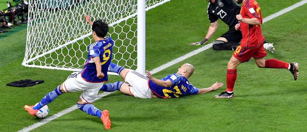 Increíble: aseguran que la pelota del gol de Japón no salió por 1,88 milímetros