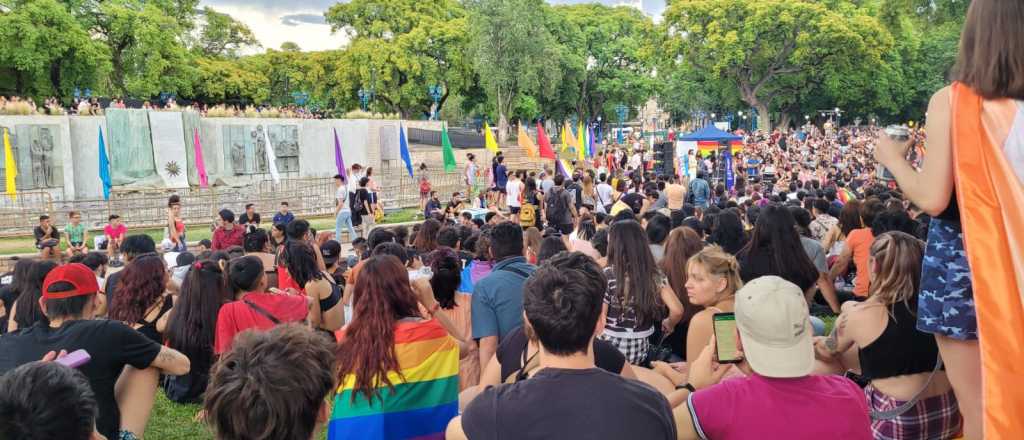 Una multitud en la Plaza Independencia para celebrar el Día del Orgullo