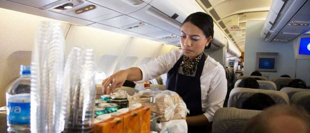 Cuál es la bebida que nunca hay que pedir en un avión