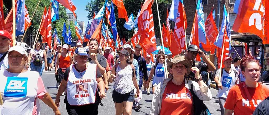 Muchos autoconvocados apoyando a Cristina en Comodoro Py