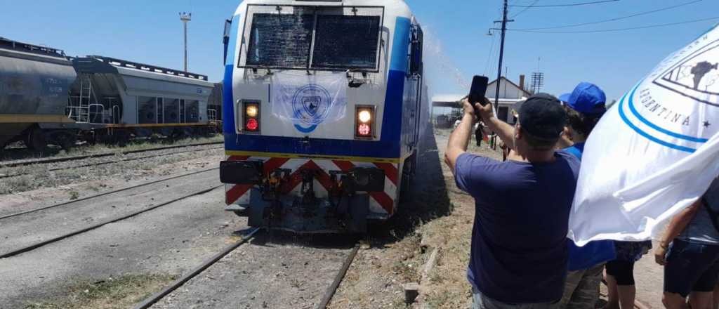 Por qué el tren más retrasado de la historia llegará 7 días antes de votar