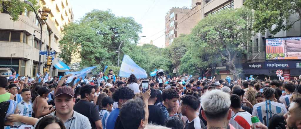 La fiesta no para: los hinchas festejan en el centro mendocino