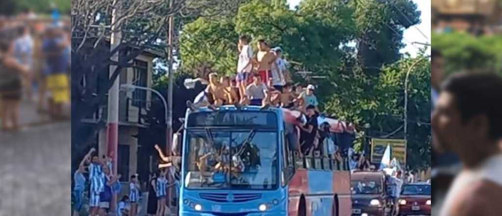 Descontrol en los festejos en Mendoza: hinchas rompieron 100 micros