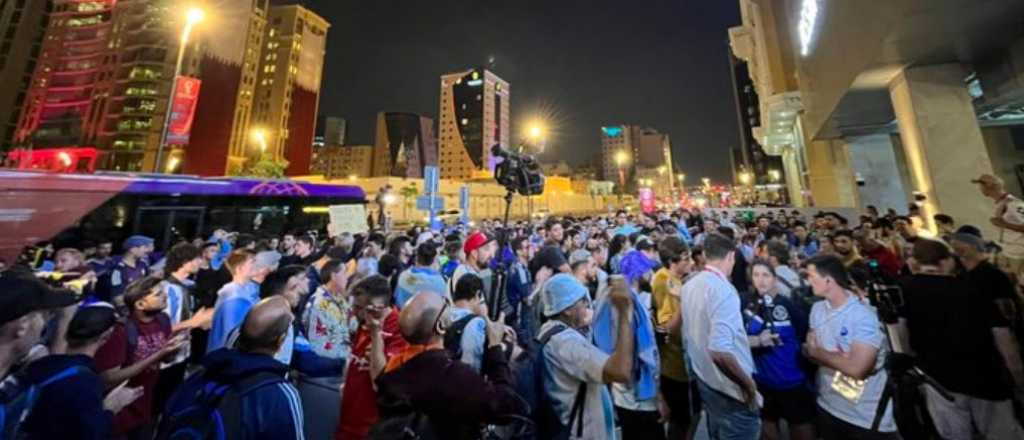 Video: hinchas argentinos marchan pidiendo entradas para la final del Mundial