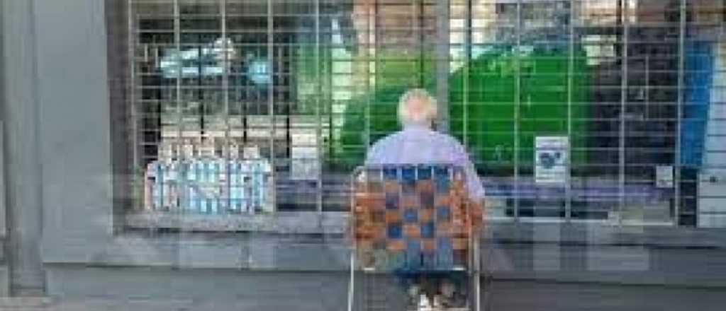 Un anciano miraba el partido en una vidriera y recibió una sorpresa