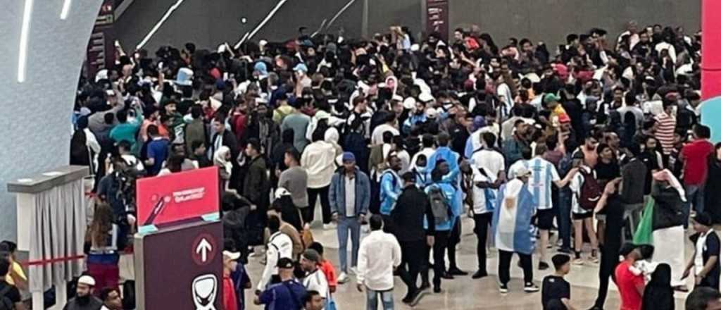 Locura albiceleste en Qatar: los argentinos colapsaron el metro