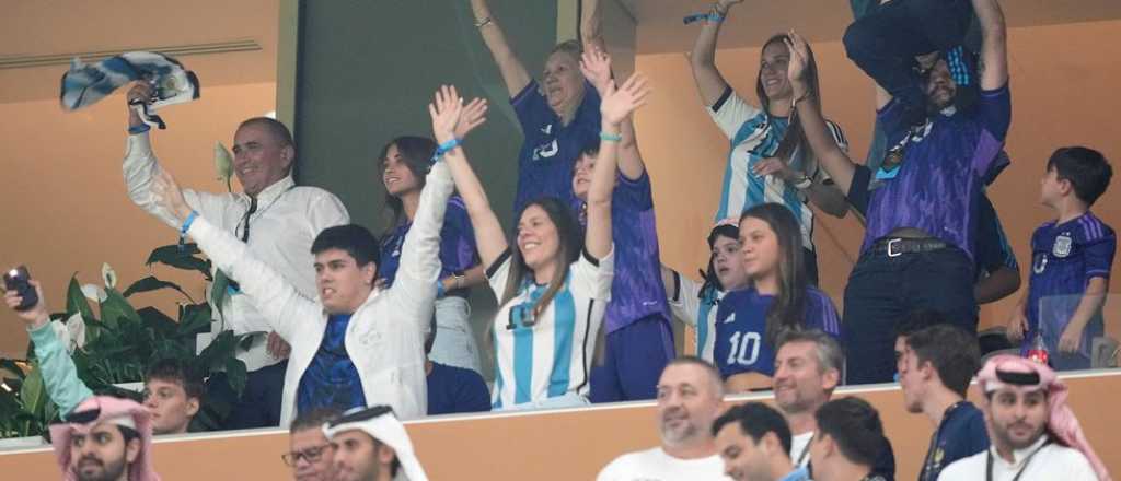 La familia Messi alienta junto al hijo del Kun Agüero en la final