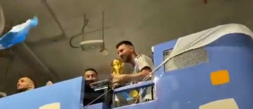 Videos: alocado festejo de la Selección en un micro descapotable