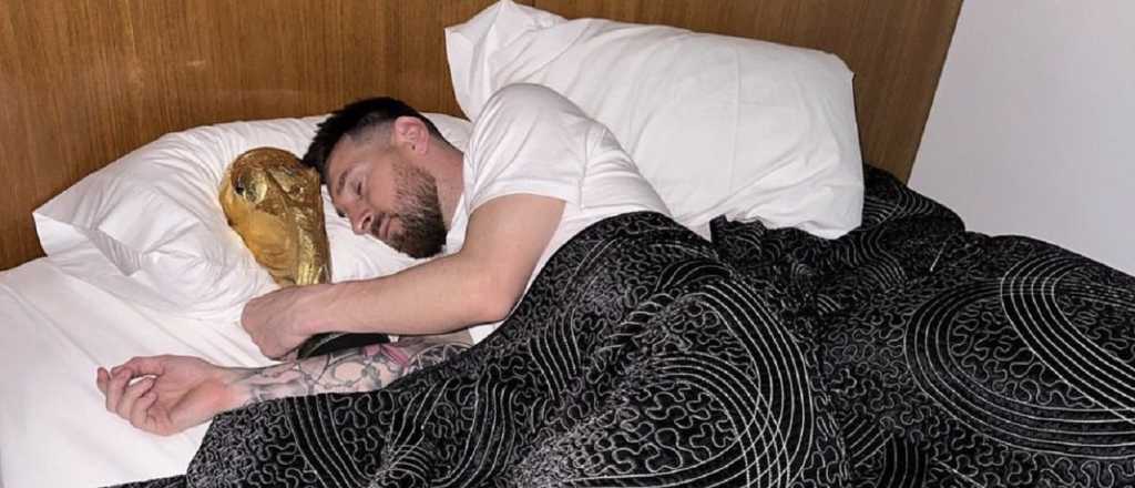 Sueño cumplido: Messi durmiendo con la Copa del Mundo