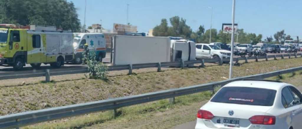 Volcó un camión en el Acceso Sur y complicó el tránsito en la mañana