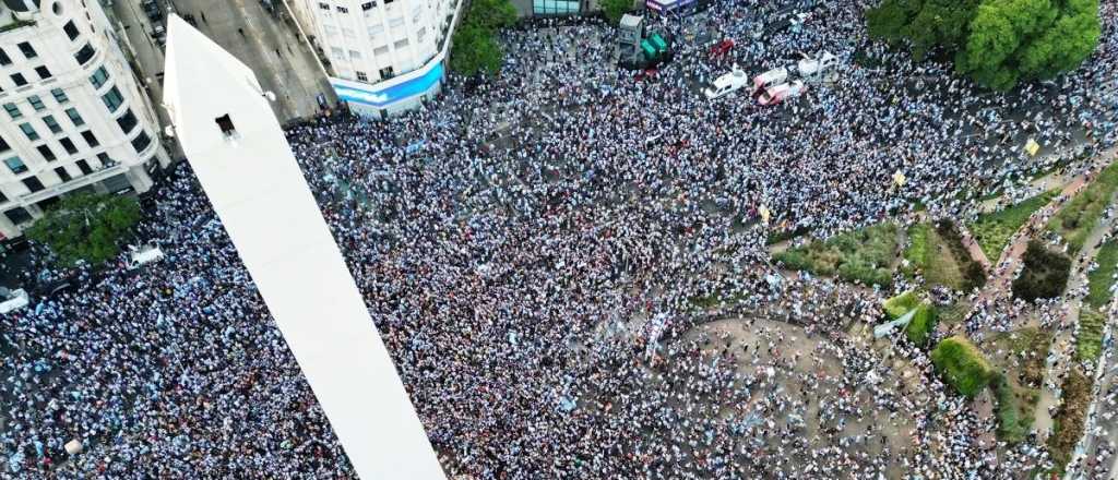 A mazazos rompieron la puerta del Obelisco y festejan desde la cima