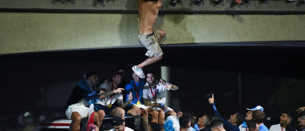 Video: un hincha se tiró de un puente al micro de la Scaloneta