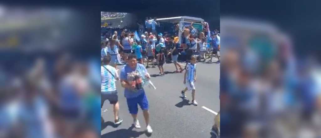 Video: hinchas saquearon un camión de gaseosas durante los festejos