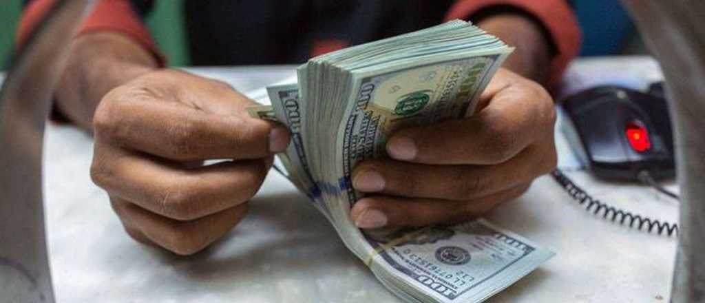 El blue marcó otro record y casi empata al dólar Qatar