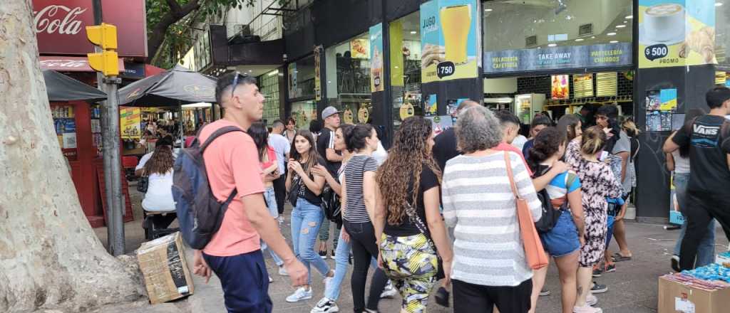 Las compras de Navidad, a último momento: centro y supermercados, colmados