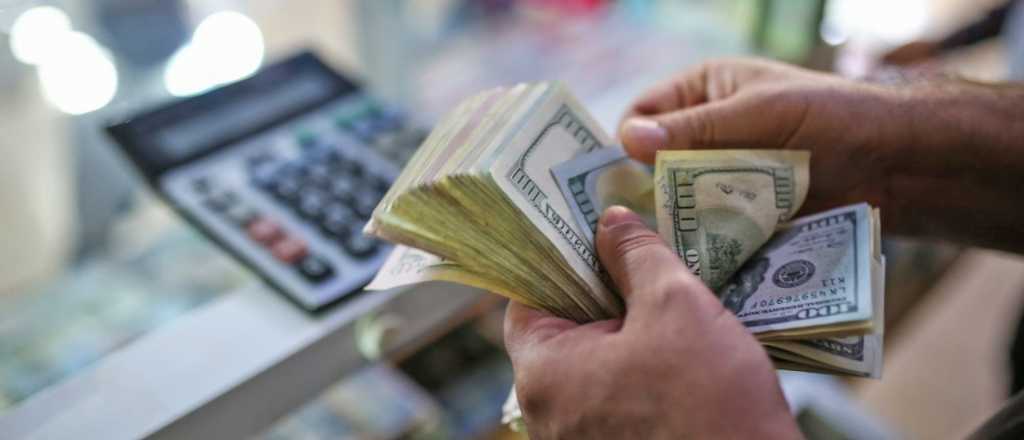 El dólar blue cerró en baja este jueves y quedó cerca de los $1.200