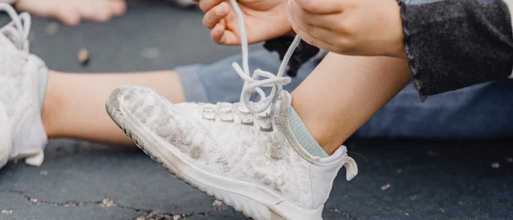 ¿Cómo blanquear las zapatillas y eliminar las manchas?