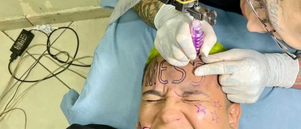 El influencer que se tatuó el nombre de Messi en la frente está arrepentido