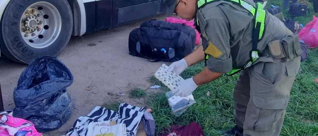 Traía a Mendoza cocaína envuelta en sábanas y la detuvieron en el micro