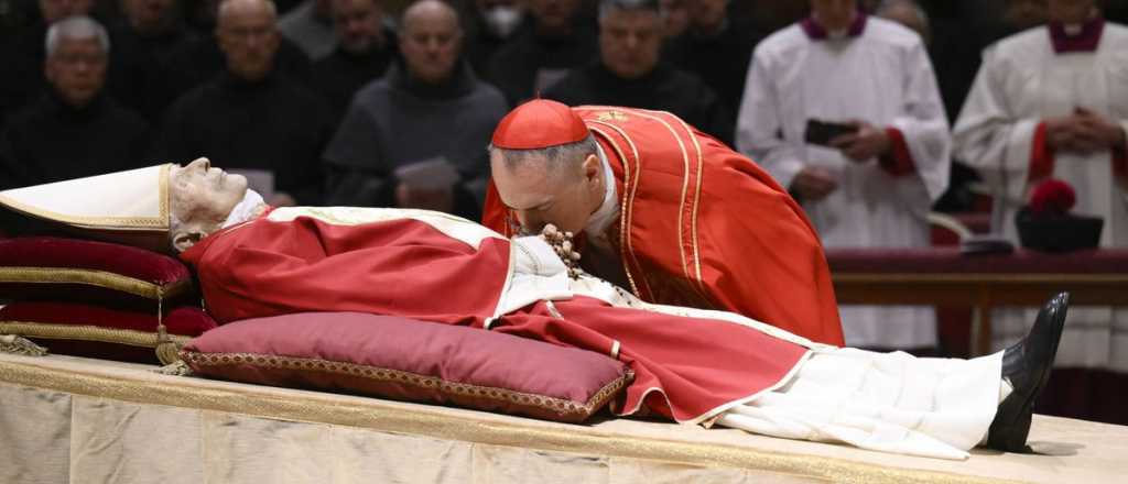 Una multitud despide a Benedicto XVI en la Basílica de San Pedro