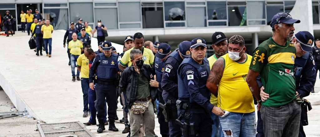 Desalojaron los edificios tomados y detuvieron a 400 bolsonaristas