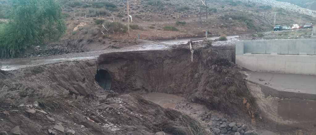 Se derrumbó un puente en la Ruta 40 por las lluvias