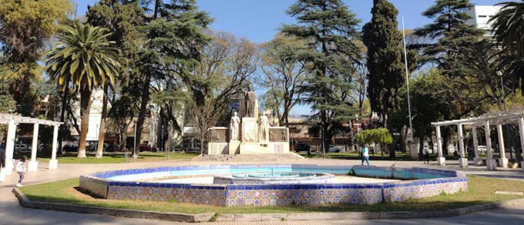 Restaurarán la obra vandalizada en la plaza Italia de Ciudad