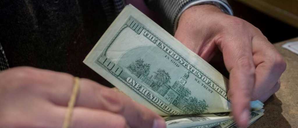 El dólar blue siguió contenido y cerró a $980 este jueves