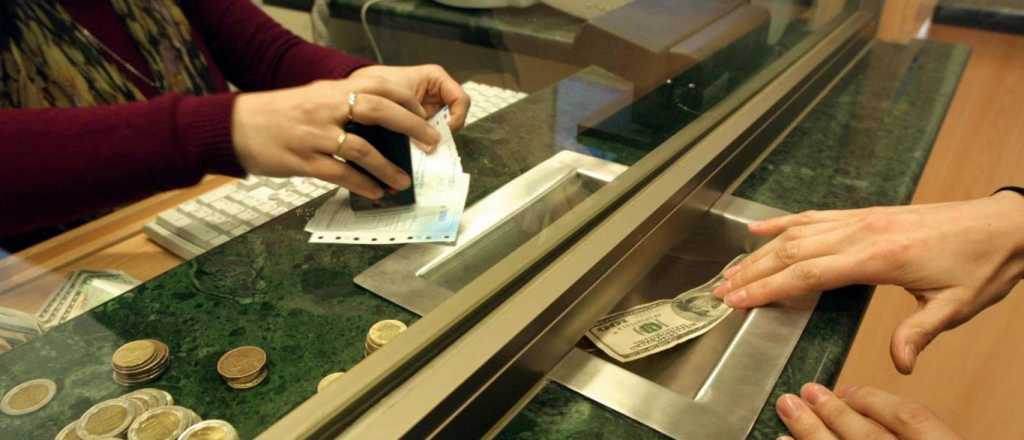 Dólar hoy: cotiza en baja a $59,40 y el riesgo país se ubica en 2.151 puntos